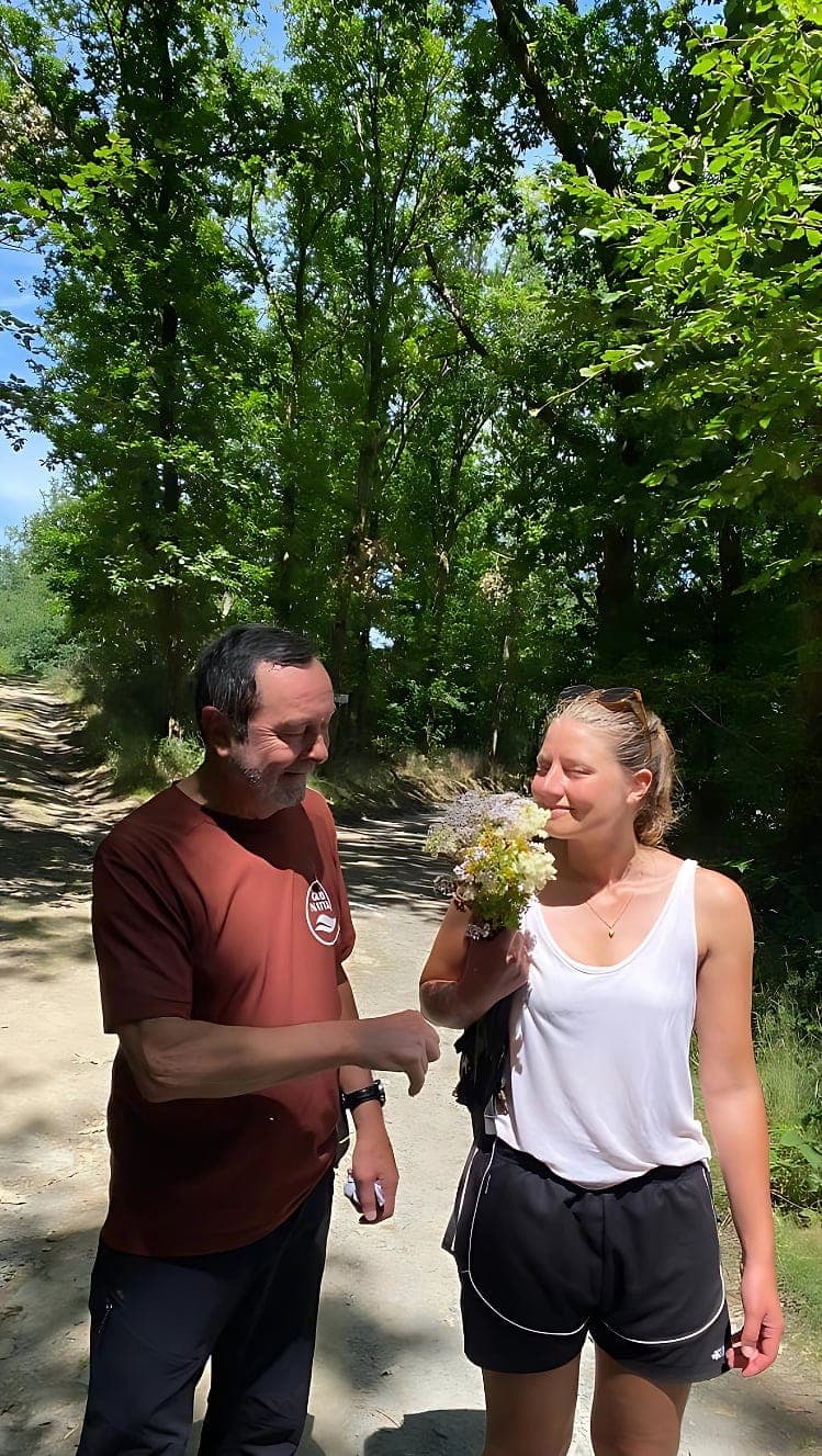 Cueillette de fleurs sauvages en randonnée