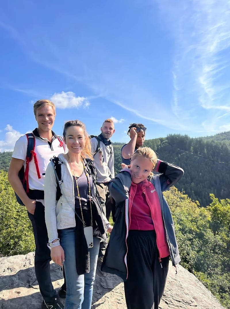 Groupe au sommet d'un rocher