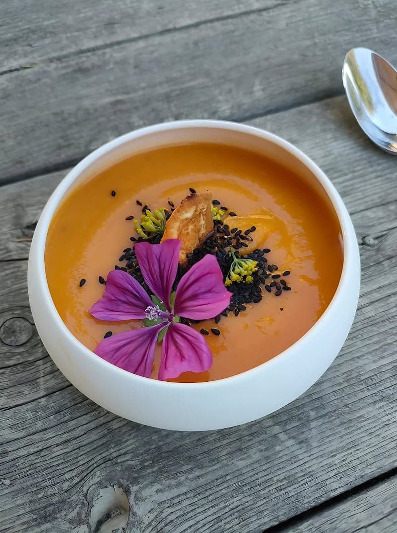 Soupe détox décorée d'une fleur